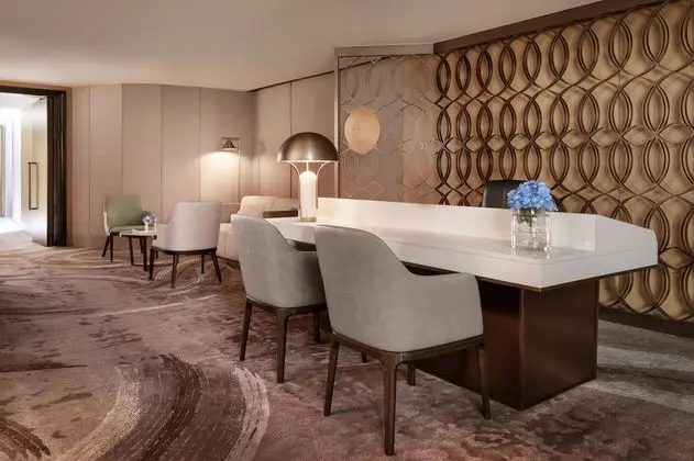 Executive Oda, 1 Büyük (Queen) Boy Yatak, Business Dinlenme Salonu Kullanımı