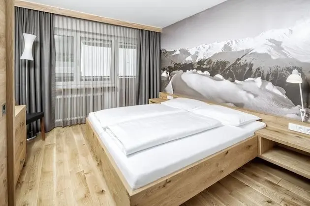Deluxe Tek Büyük Yataklı Oda, Balkon, Dağ Manzaralı