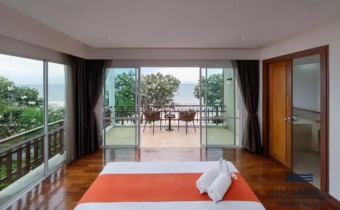 4 Bedrooms Beachfront Villa