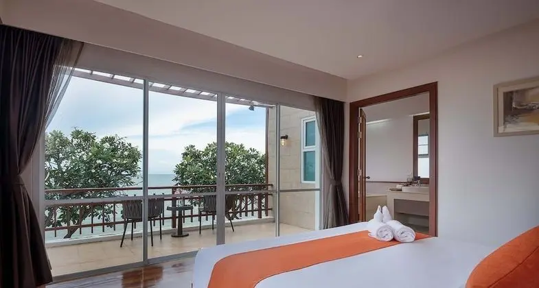 4 Bedrooms Beachfront Villa