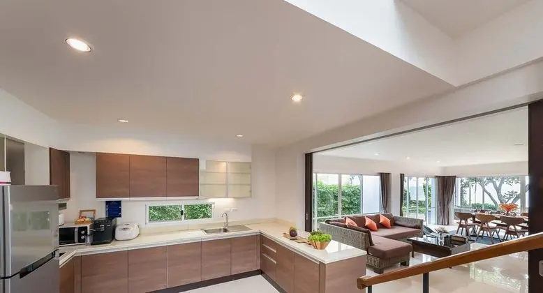 4 Bedrooms Beachfront Villa