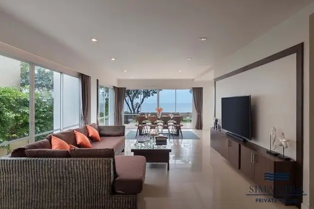 4 Bedrooms Beachfront Villa