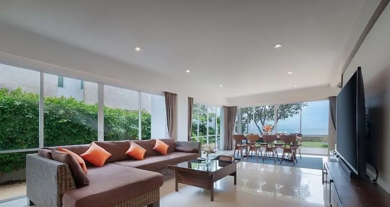 4 Bedrooms Beachfront Villa