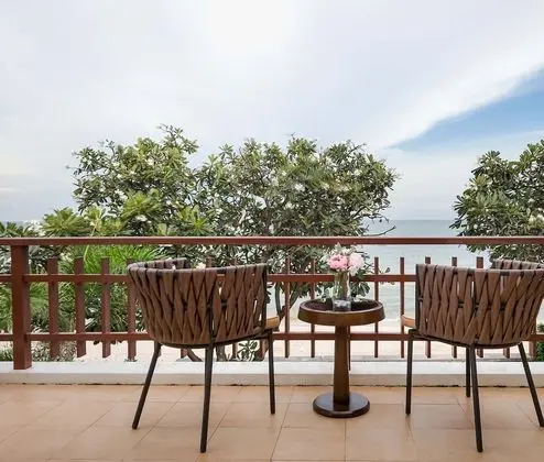 4 Bedrooms Beachfront Villa