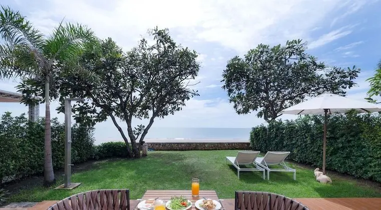 4 Bedrooms Beachfront Villa