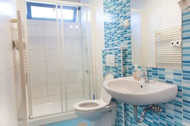 Basic Üç Kişilik Oda, Ortak Banyo