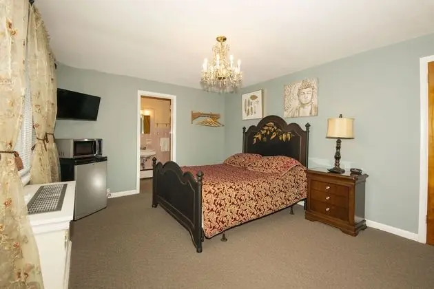 One Queen Bed