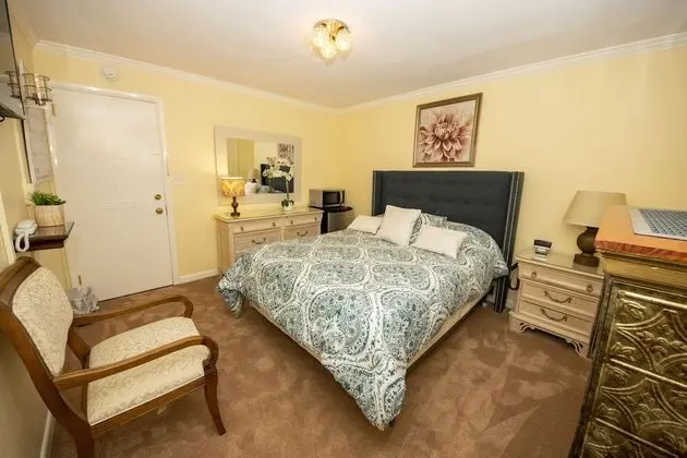 One Queen Bed