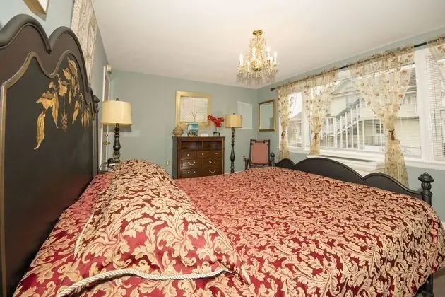 One Queen Bed