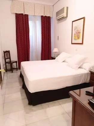 Tek Büyük Yataklı Oda, Zemin Kat