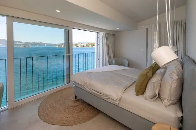 Villa (Six Bedroom Villa with Pool)