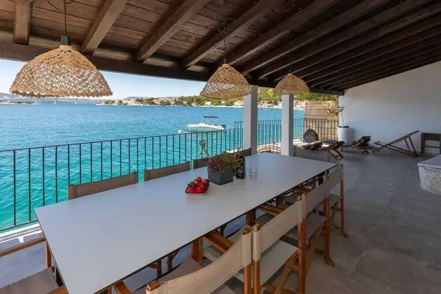 Villa (Six Bedroom Villa with Pool)