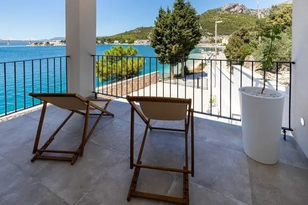 Villa (Six Bedroom Villa with Pool)