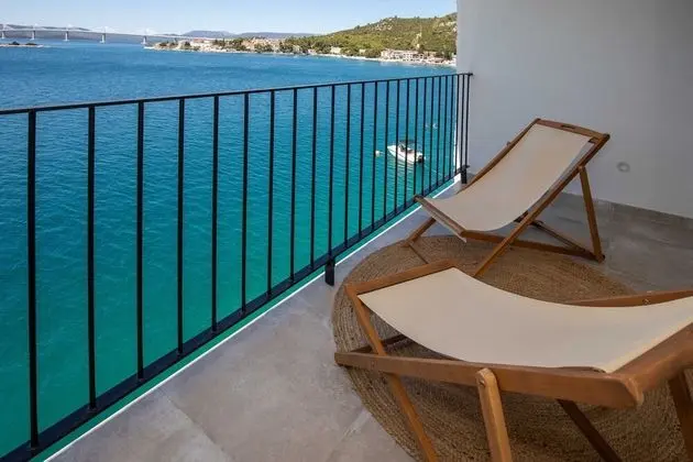 Villa (Six Bedroom Villa with Pool)