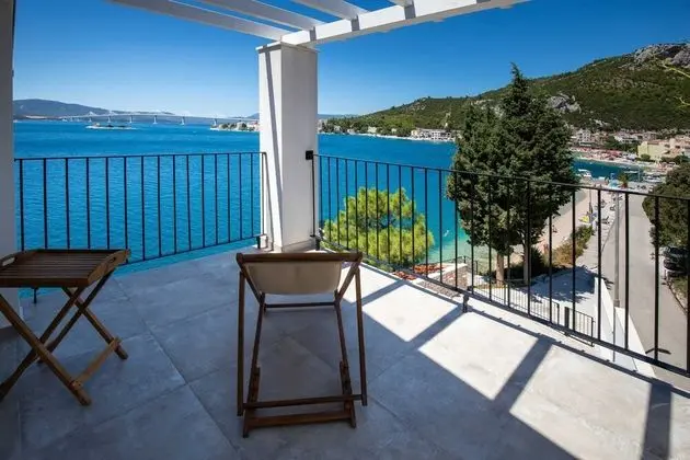 Villa (Six Bedroom Villa with Pool)