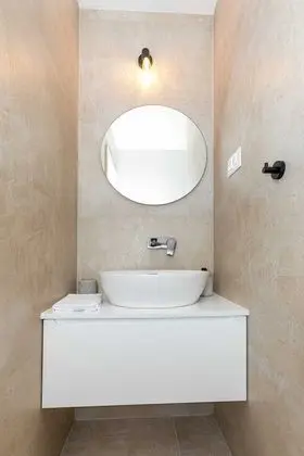 Villa (Six Bedroom Villa with Pool)