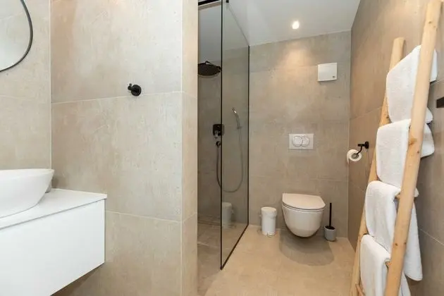 Villa (Six Bedroom Villa with Pool)