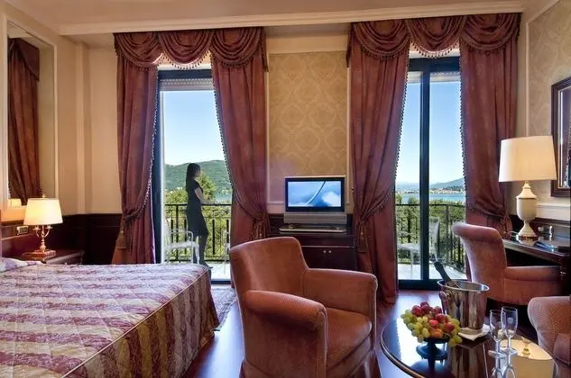 Standard Üç Kişilik Oda, Kısmi Göl Manzaralı (Double/Twin + Sofa bed)