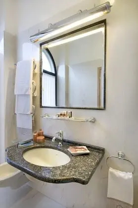 Standard Üç Kişilik Oda, Kısmi Göl Manzaralı (Double/Twin + Sofa bed)