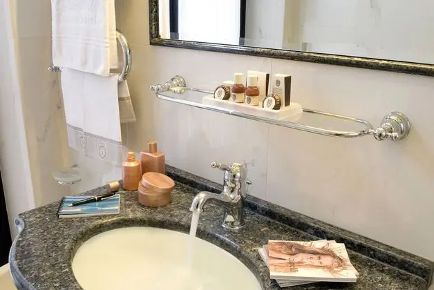 Standard Üç Kişilik Oda, Kısmi Göl Manzaralı (Double/Twin + Sofa bed)