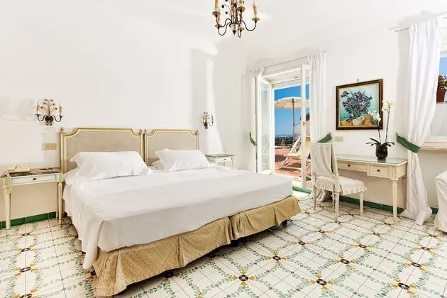 Deluxe Tek Büyük Yataklı Oda, Teras, Kısmi Deniz Manzaralı