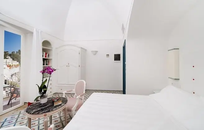 Deluxe Tek Büyük Yataklı Oda, Teras, Kısmi Deniz Manzaralı