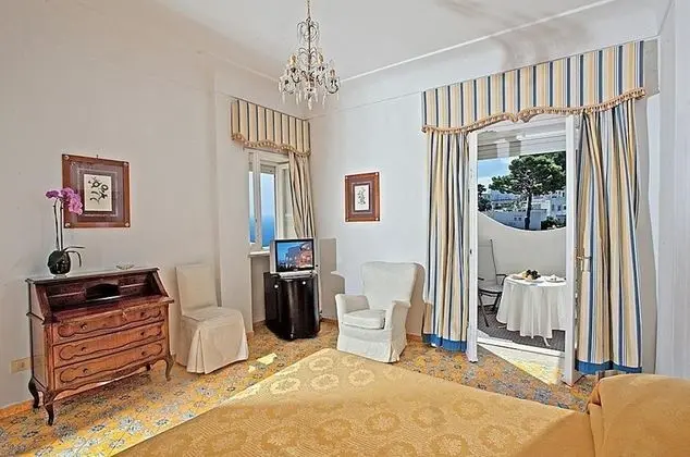 Deluxe Tek Büyük Yataklı Oda, Teras, Kısmi Deniz Manzaralı
