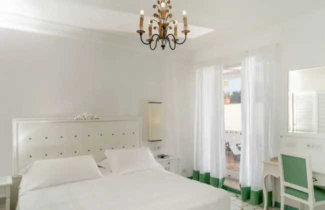 Deluxe Tek Büyük Yataklı Oda, Teras, Kısmi Deniz Manzaralı