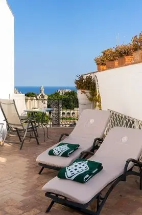 Deluxe Tek Büyük Yataklı Oda, Teras, Kısmi Deniz Manzaralı