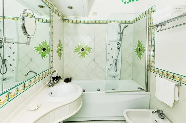 Deluxe Tek Büyük Yataklı Oda, Teras, Kısmi Deniz Manzaralı