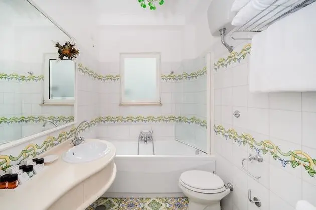 Deluxe Tek Büyük Yataklı Oda, Teras, Kısmi Deniz Manzaralı