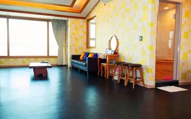 Oda (Building 1 Room 201 (seawater pool hi)
