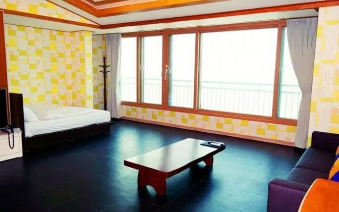 Oda (Building 1 Room 201 (seawater pool hi)