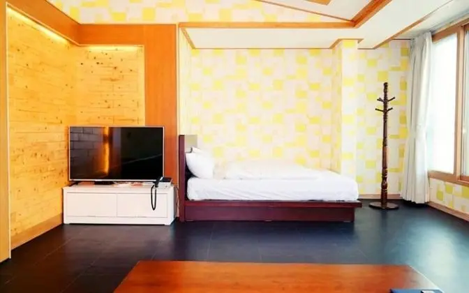 Oda (Building 1 Room 201 (seawater pool hi)