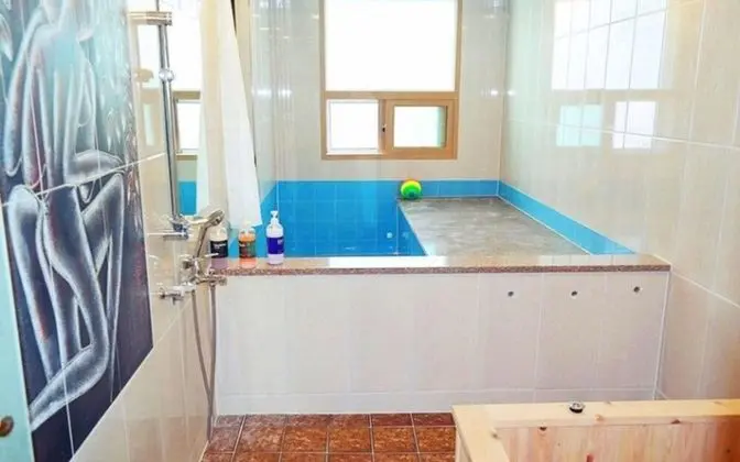 Oda (Building 1 Room 201 (seawater pool hi)