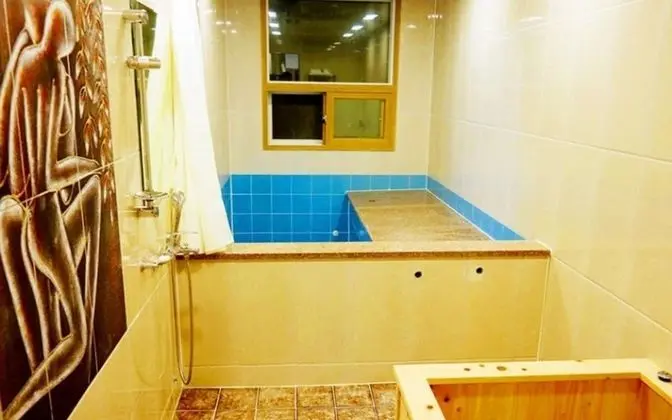 Oda (Building 7 Room 101 (seawater pool hi)