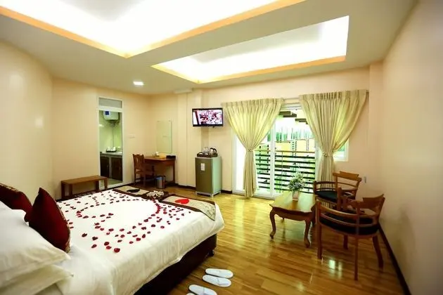Deluxe Tek Büyük Yataklı Oda, 1 Çift Kişilik Yatak, Havuz Manzaralı, Köşe