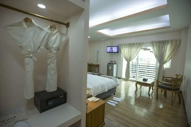 Deluxe Tek Büyük Yataklı Oda, 1 Çift Kişilik Yatak, Havuz Manzaralı, Köşe