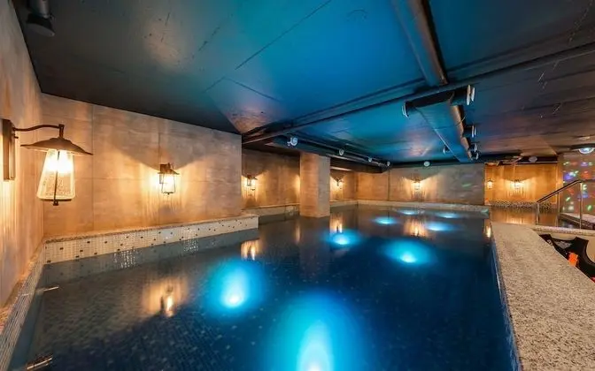 Oda (President Room (Call for Booking Pool)