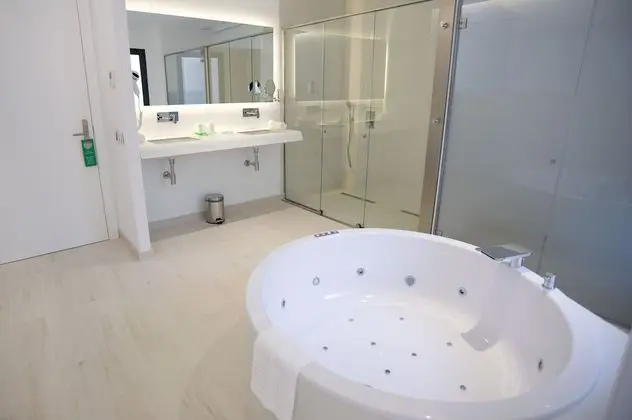 Deluxe Tek Büyük Yataklı Oda, 1 En Büyük (King) Boy Yatak, Sıcak Su Havuzu, Avlu Manzaralı
