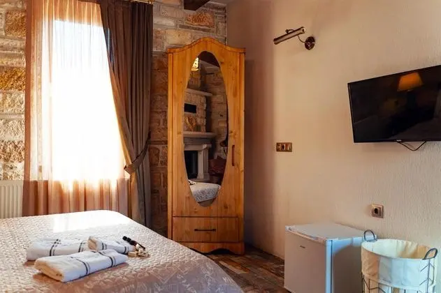 Şömineli Standart Oda, Havuz veya Bahçe Manzaralı, Balkonlu