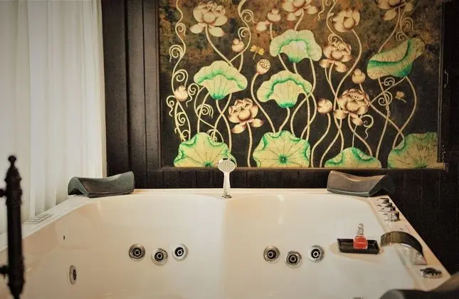 Lanna jacuzzi suite with balcony