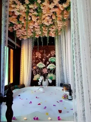 Lanna Jacuzzi Suite (Room Only) with balcony
