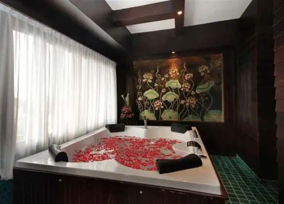 Lanna Jacuzzi Suite (Room Only) with balcony