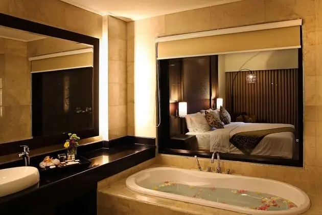 Pool Access Room