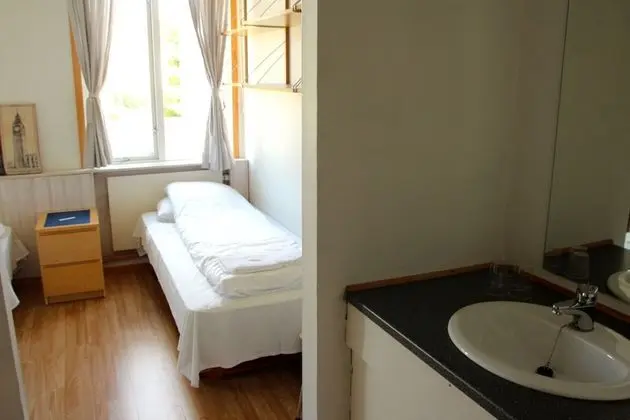 Üç Kişilik Oda, Ortak Banyo