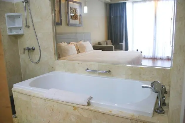 Deluxe Tek Büyük veya İki Ayrı Yataklı Oda, Balkon, Bahçe Manzaralı