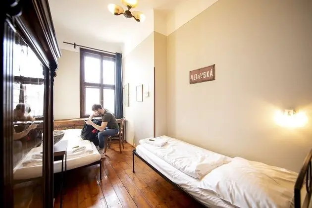 İki Ayrı Yataklı Oda, Ortak Banyo