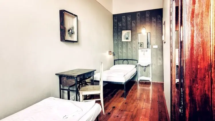 İki Ayrı Yataklı Oda, Ortak Banyo