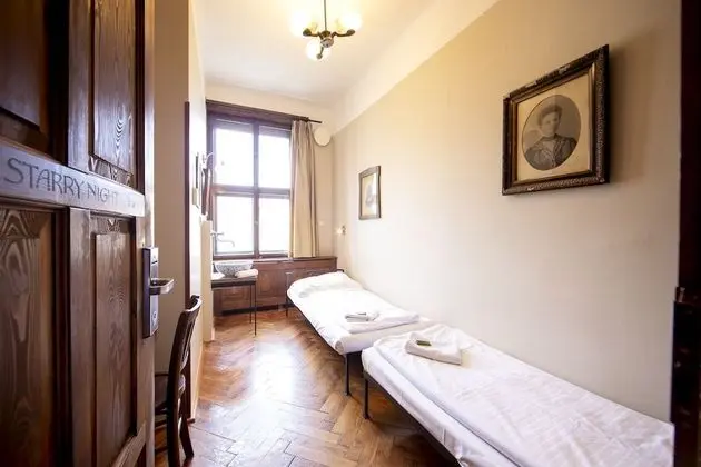 İki Ayrı Yataklı Oda, Ortak Banyo